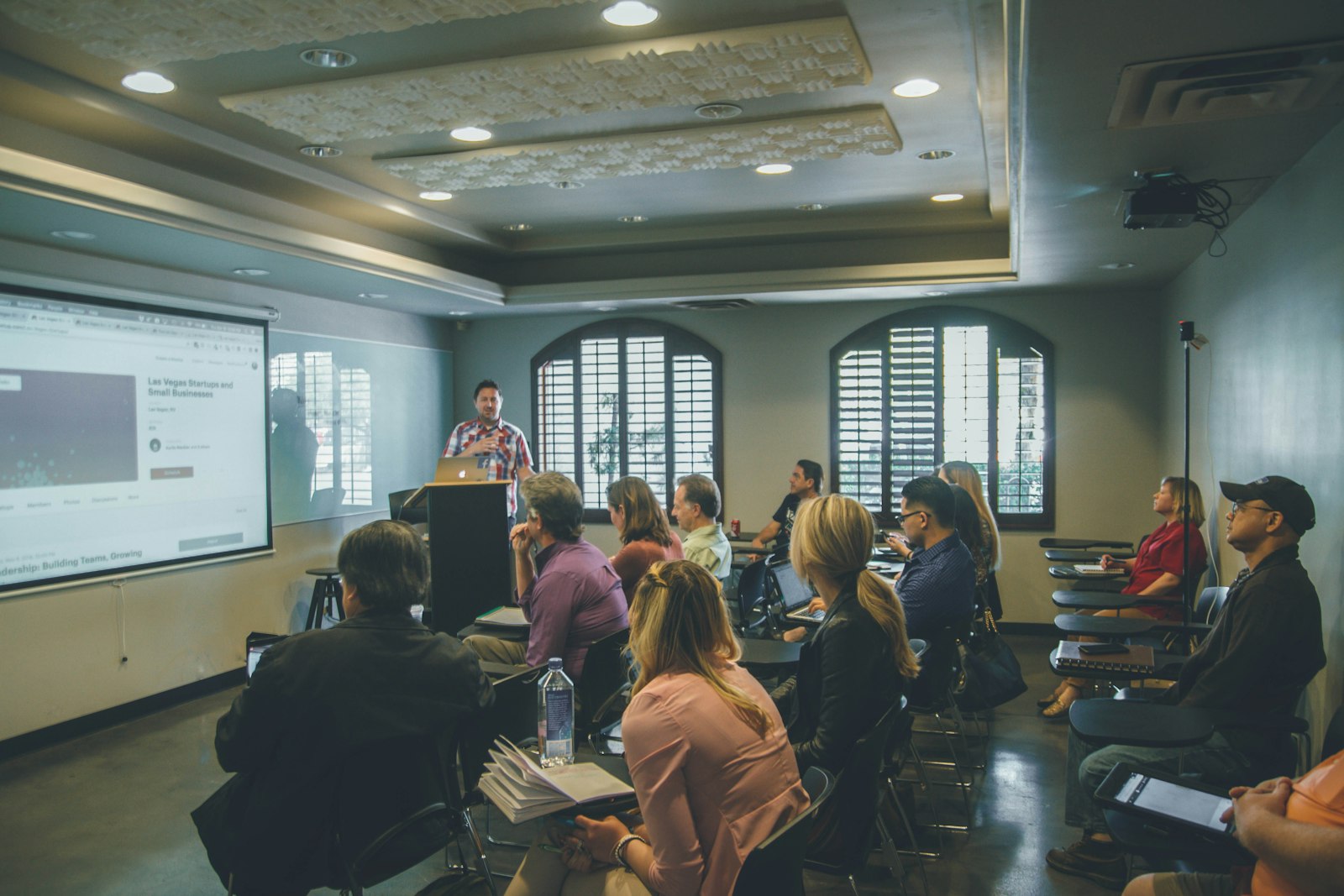 Salle de formation avec des participants